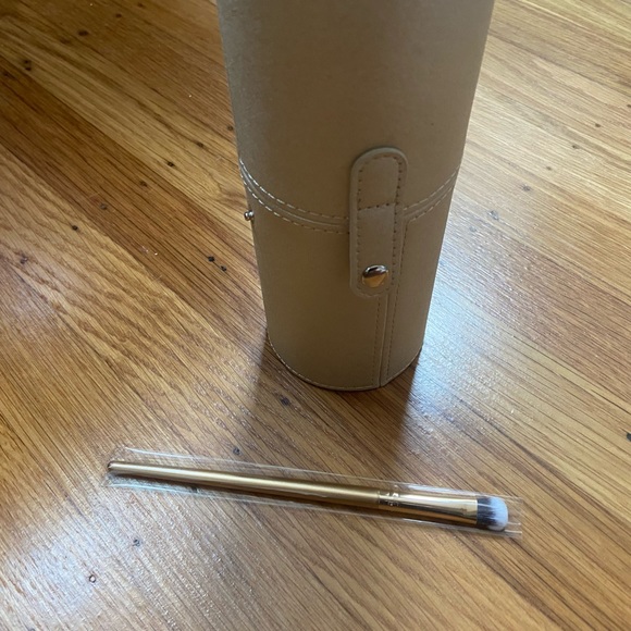 Brand new cosmetic brushes in gold case - Picture 2 of 3